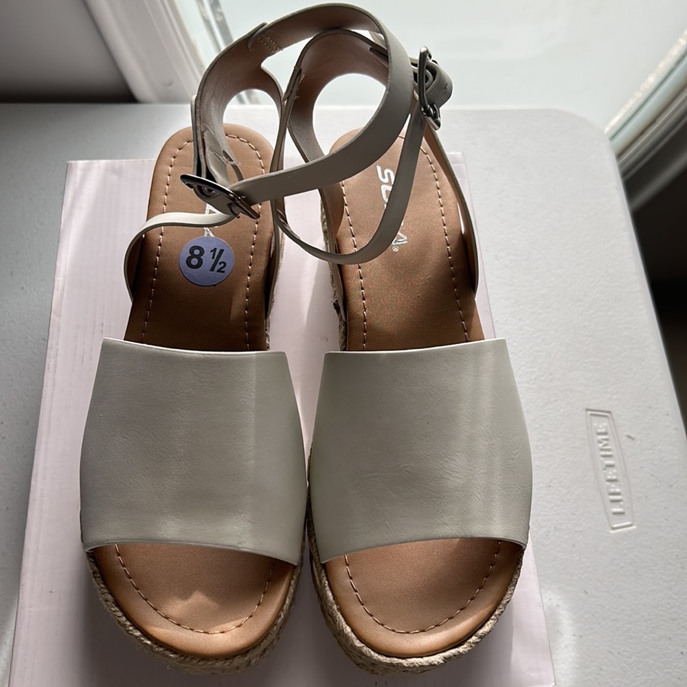 Soda Brand, Topic, Off White, Espadrille Style Sandals, Size 8 1/2 - Picture 2 of 4